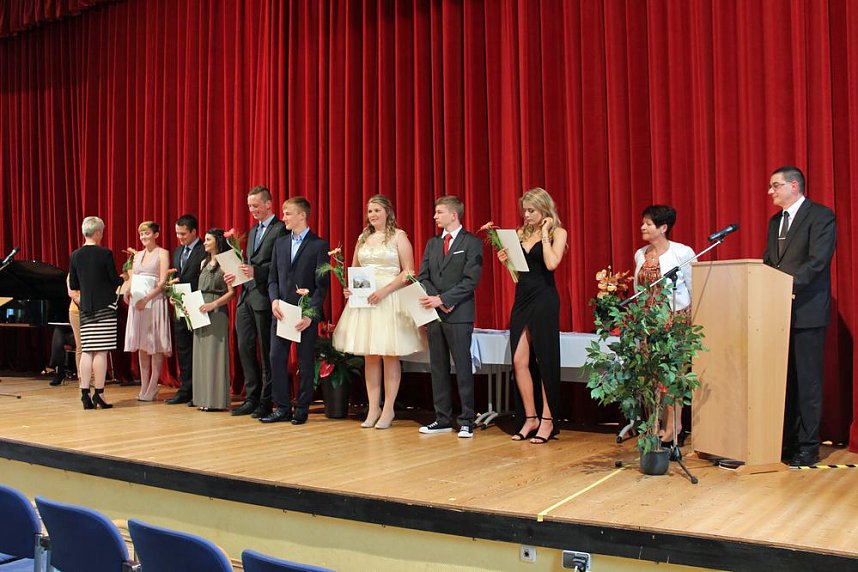 Zeugnisse &uuml;bergeben