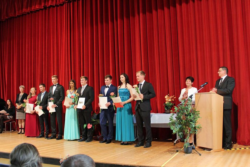 Zeugnisse &uuml;bergeben