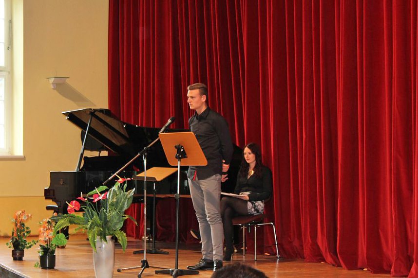 Zeugnisse &uuml;bergeben