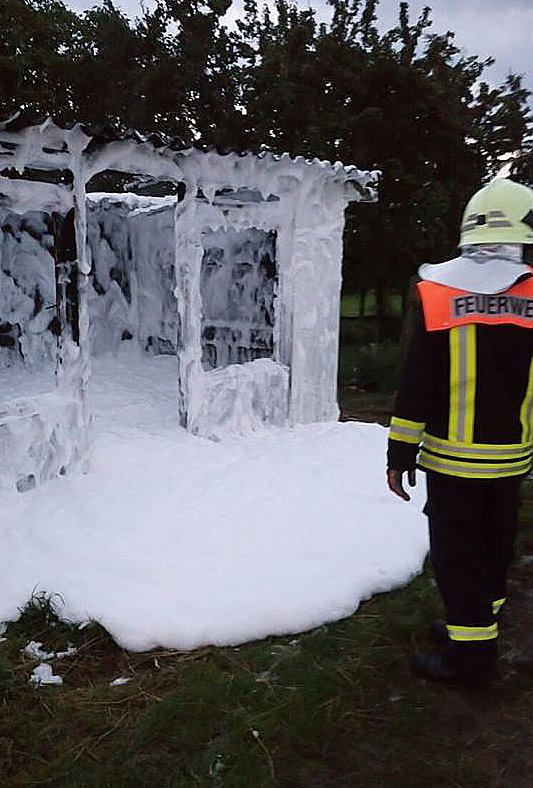 Laube geht in Flammen auf und mehr