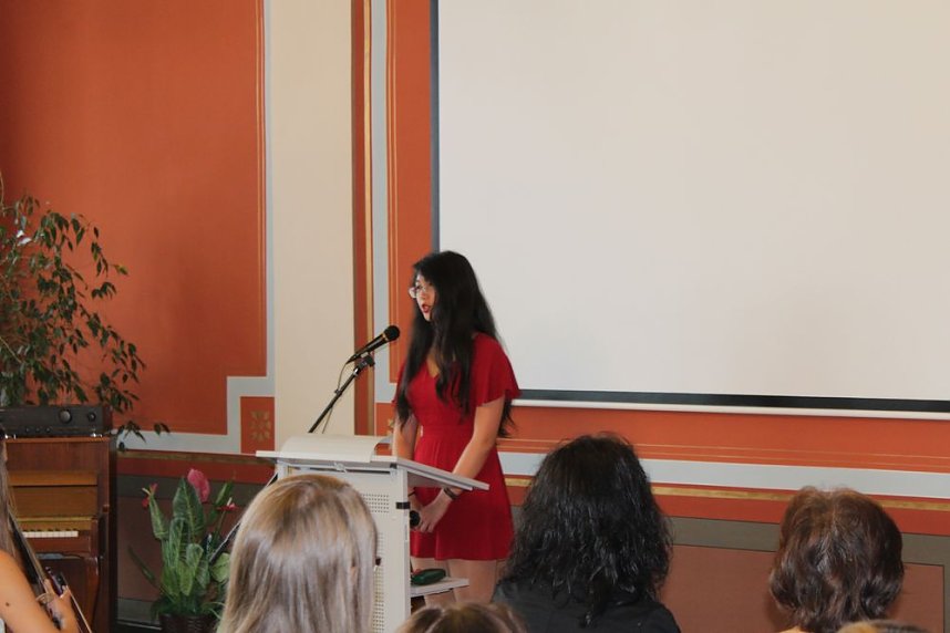 Feierlich Zeugnisse erhalten   