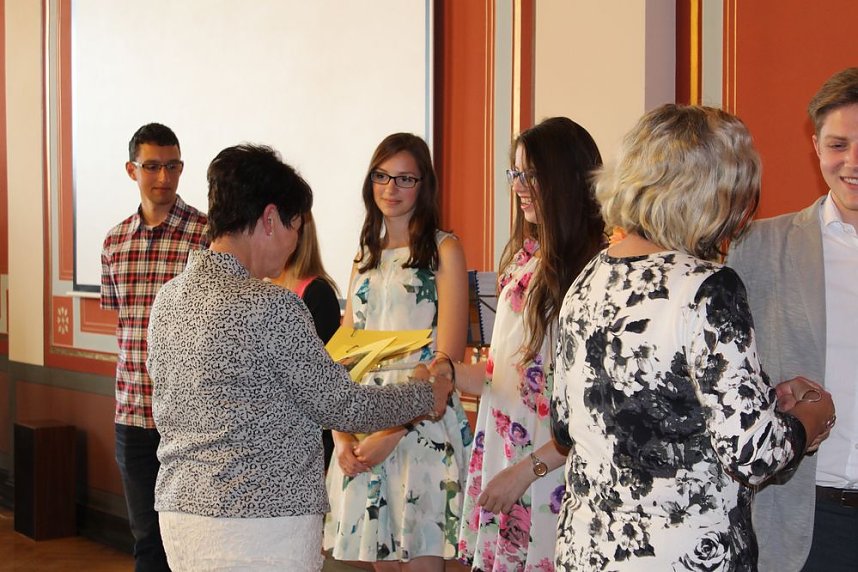 Feierlich Zeugnisse erhalten   