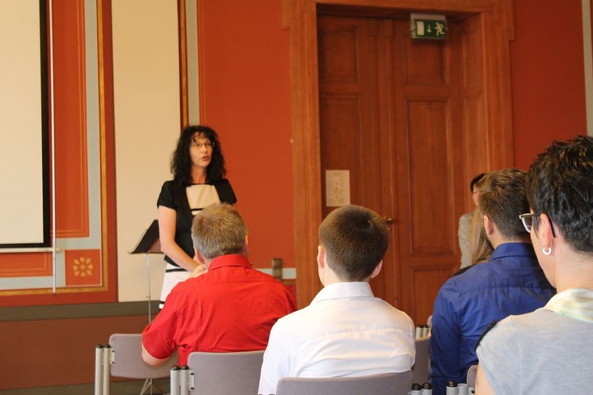 Feierlich Zeugnisse erhalten   