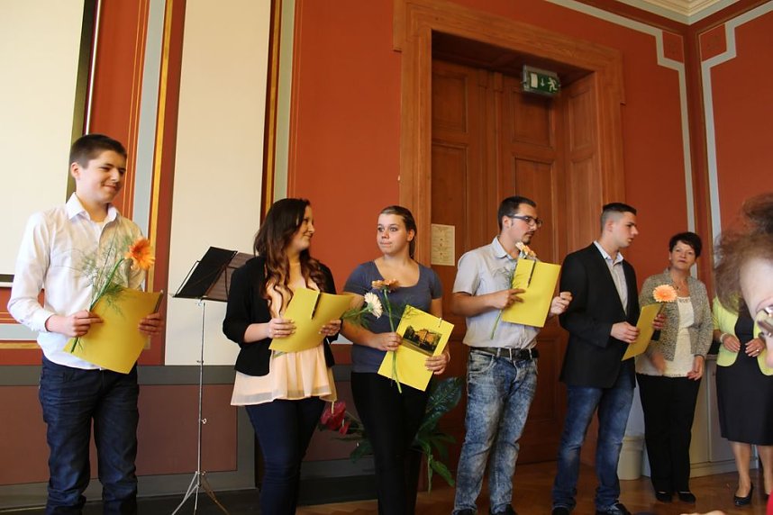 Feierlich Zeugnisse erhalten   