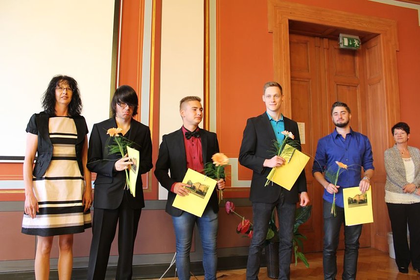 Feierlich Zeugnisse erhalten   