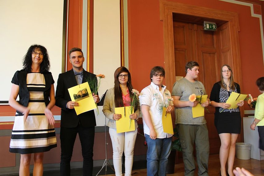 Feierlich Zeugnisse erhalten   