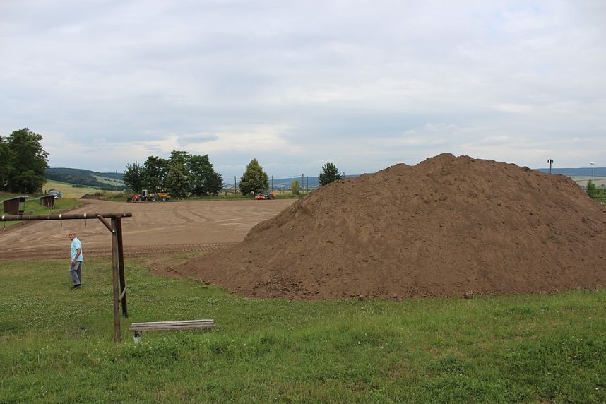 Spatenstich f&uuml;r den Sportplatz