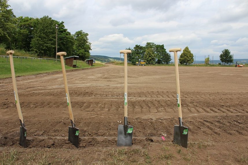 Spatenstich f&uuml;r den Sportplatz