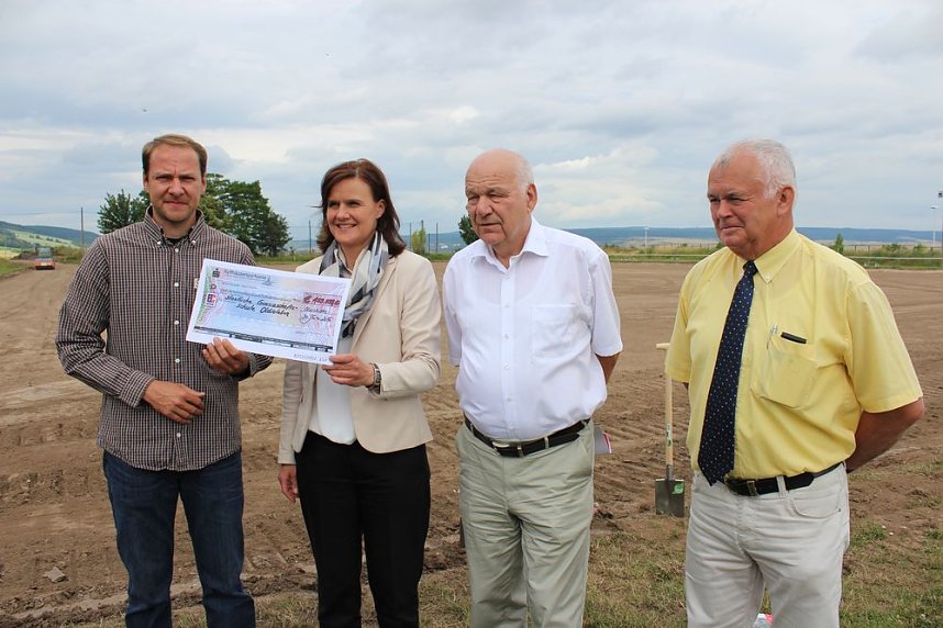 Spatenstich f&uuml;r den Sportplatz
