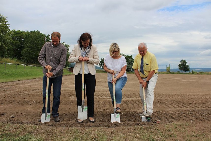 Spatenstich f&uuml;r den Sportplatz