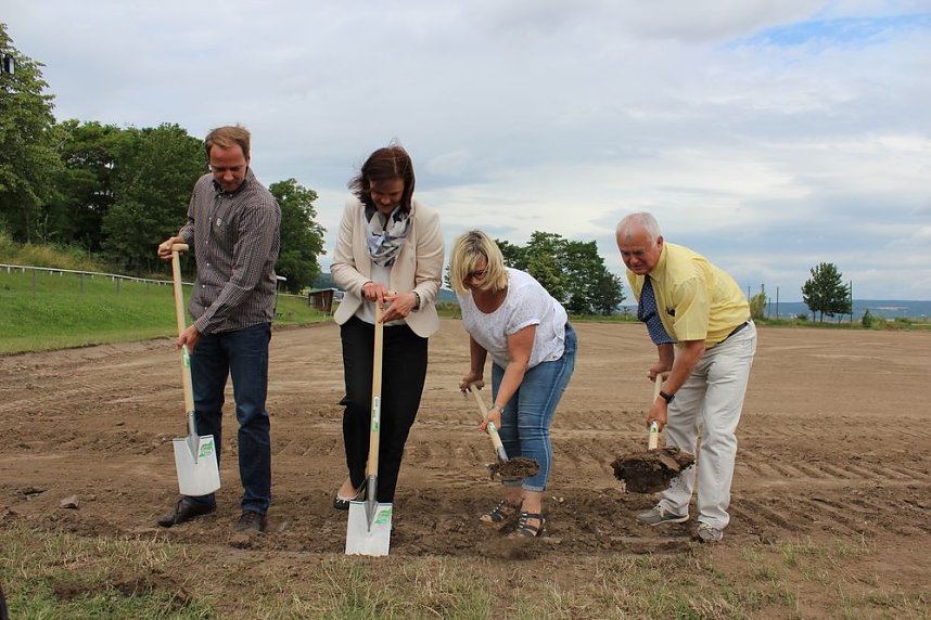 Spatenstich f&uuml;r den Sportplatz