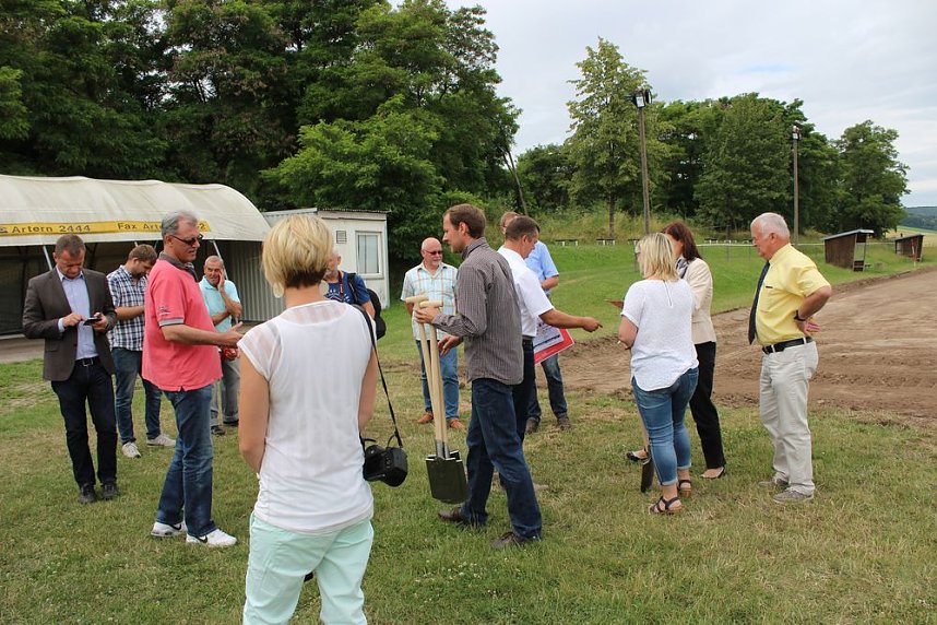 Spatenstich f&uuml;r den Sportplatz