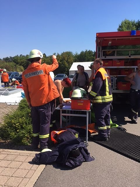 Hei&szlig;er Tanz der Rettungskr&auml;fte