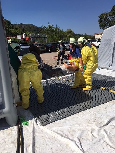 Hei&szlig;er Tanz der Rettungskr&auml;fte