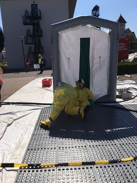 Hei&szlig;er Tanz der Rettungskr&auml;fte