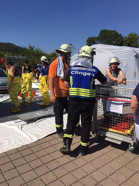 Hei&szlig;er Tanz der Rettungskr&auml;fte