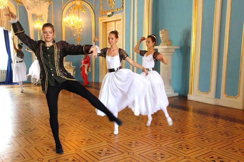 T&auml;nzerinnen bereichern Denkmalstag.