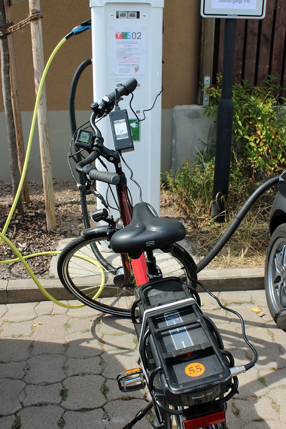 E-Tankstelle f&uuml;r Autos und Fahrr&auml;der
