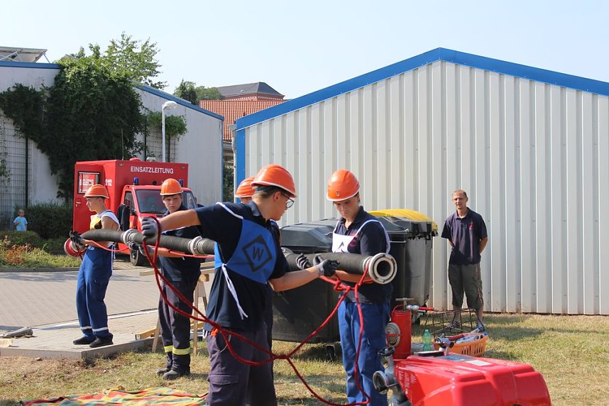 Abgebranntes Haus und viele Spiele