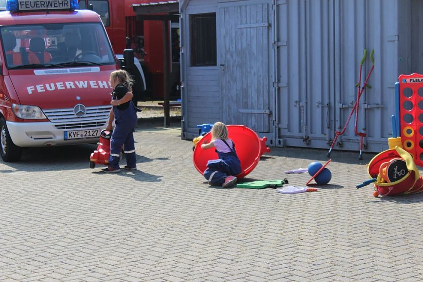 Abgebranntes Haus und viele Spiele