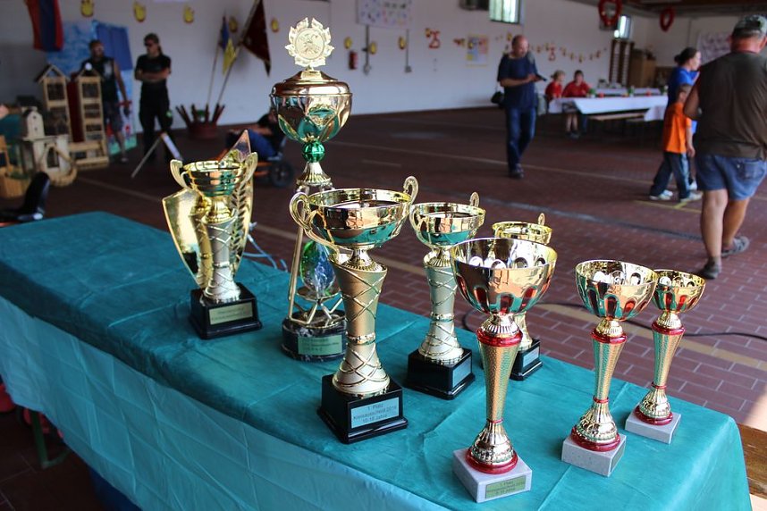 Abgebranntes Haus und viele Spiele