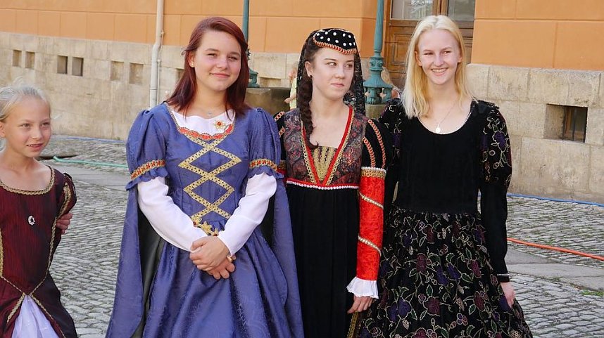 Schlosst&uuml;ren &ouml;ffneten sich