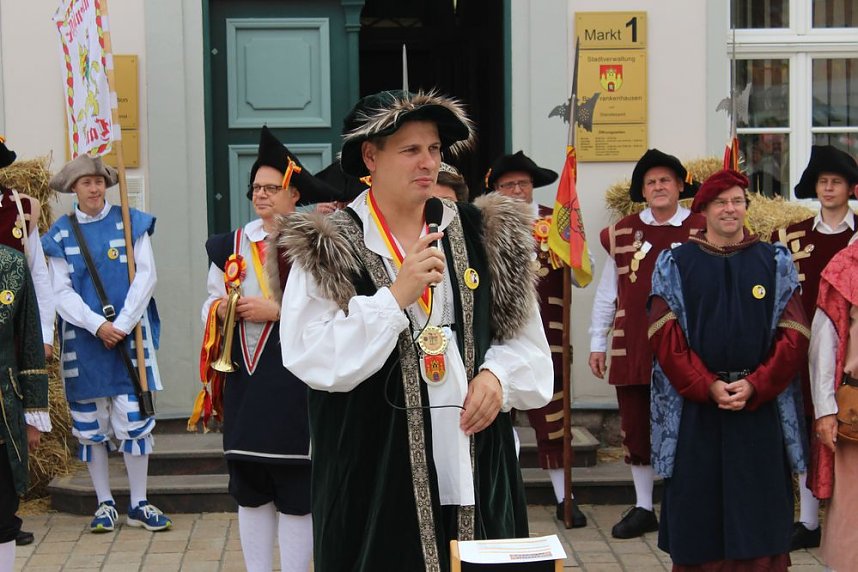Hausm&auml;nner verk&uuml;nden wieder Er&ouml;ffnung des Bauernmarkts
