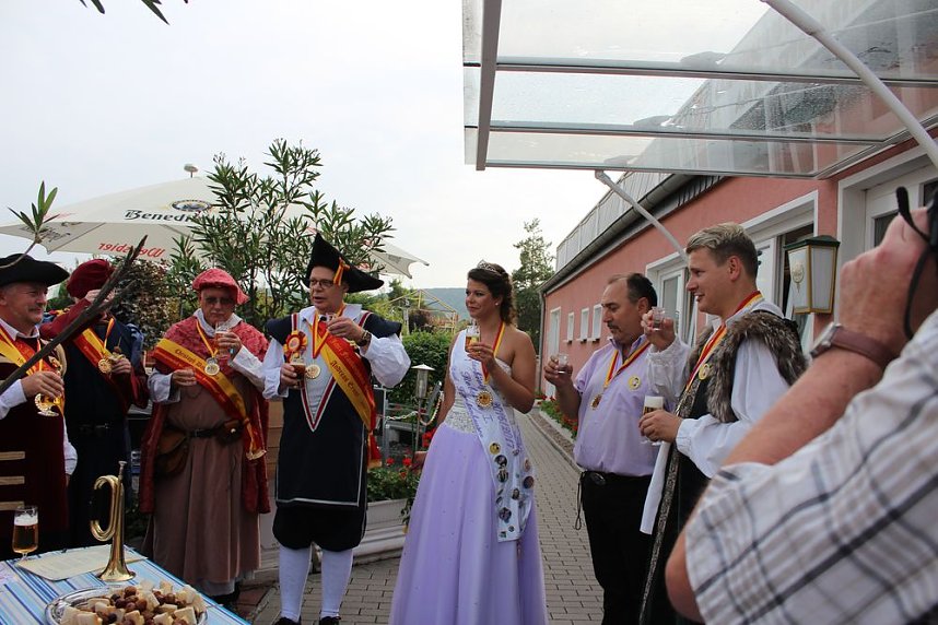 Hausm&auml;nner verk&uuml;nden wieder Er&ouml;ffnung des Bauernmarkts