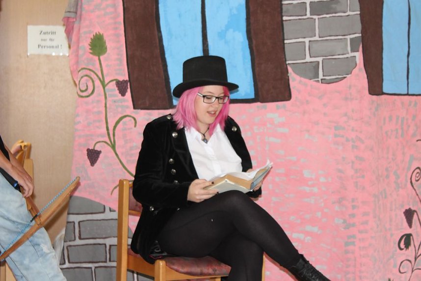 Vorlesen, Tanz und Theater