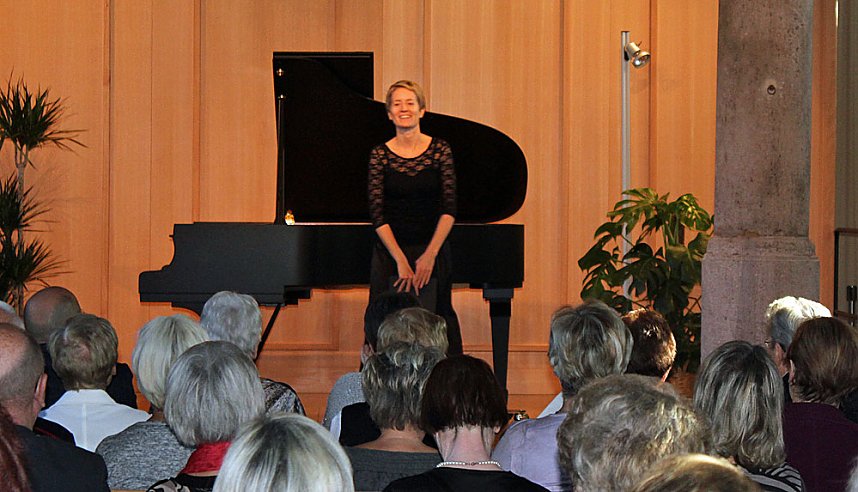 Pianistin bei "Noten mit Dip"