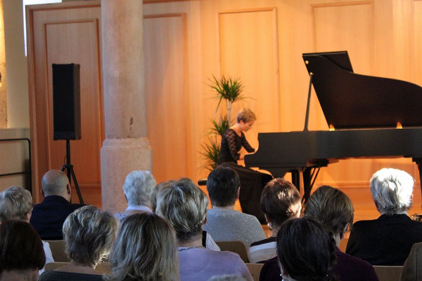 Pianistin bei "Noten mit Dip"