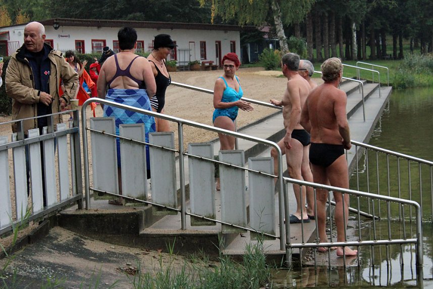 K&uuml;hles Abbaden am Bebrer Teich!
