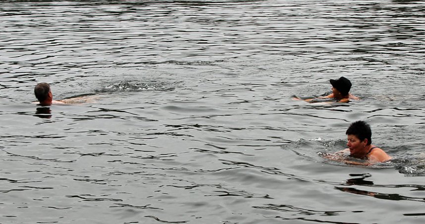 K&uuml;hles Abbaden am Bebrer Teich!