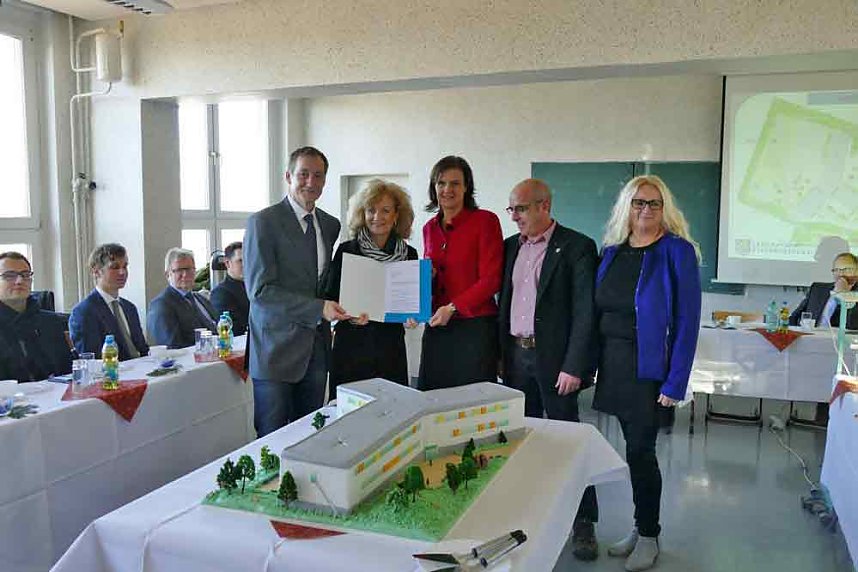 Bau der Gemeinschaftsschule auf dem Weg