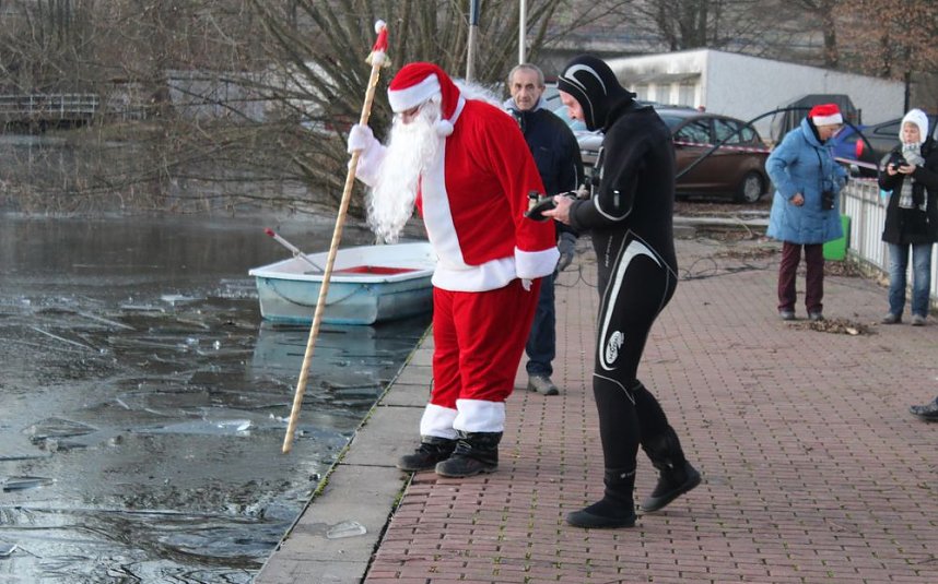 Massenansturm zum Weihnachtstauchen