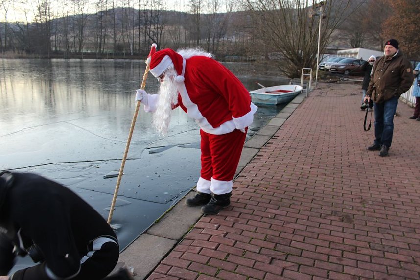 Massenansturm zum Weihnachtstauchen
