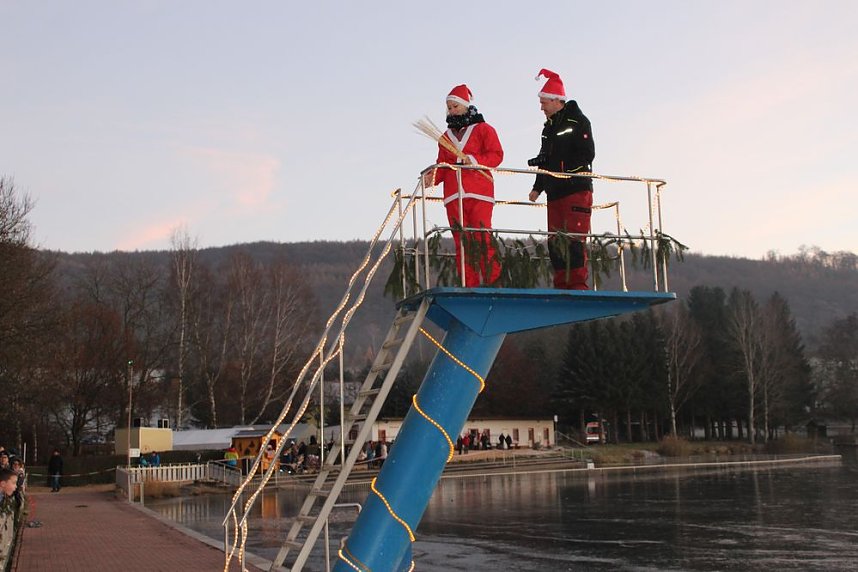 Massenansturm zum Weihnachtstauchen
