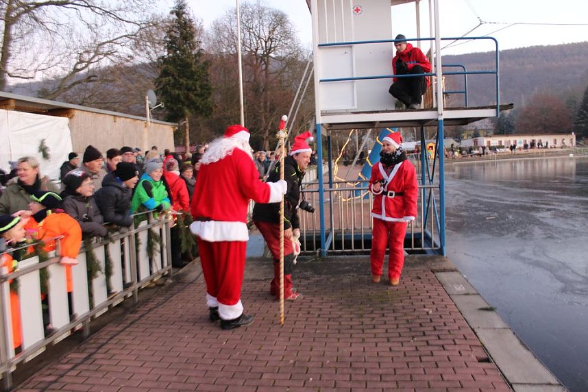 Massenansturm zum Weihnachtstauchen