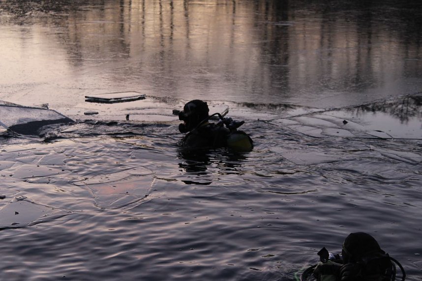 Massenansturm zum Weihnachtstauchen