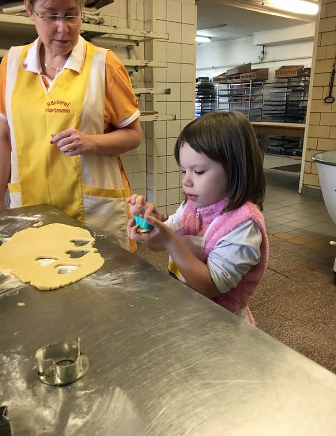 B&auml;cker Hartmann b&auml;ckt mit Kindern