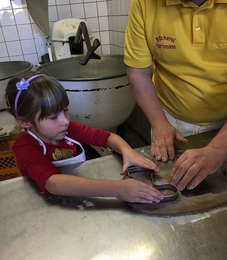 B&auml;cker Hartmann b&auml;ckt mit Kindern