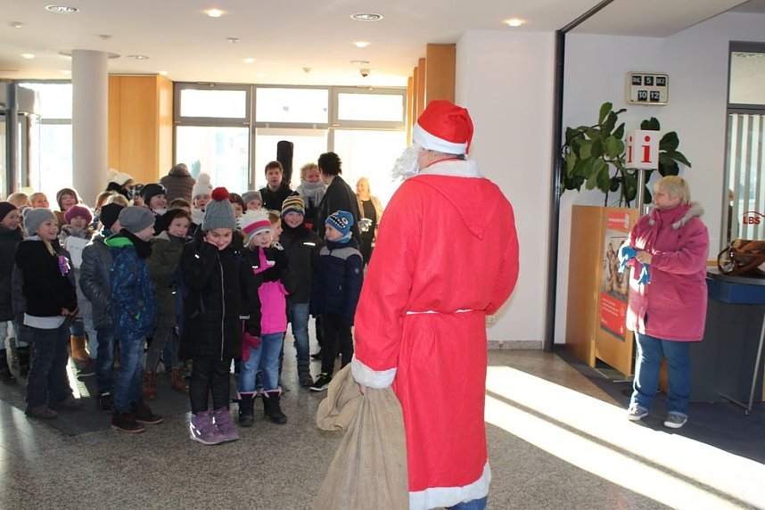 Weihnachtssingen in der Sparkasse