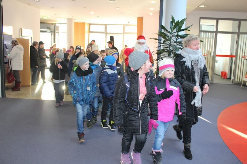 Weihnachtssingen in der Sparkasse