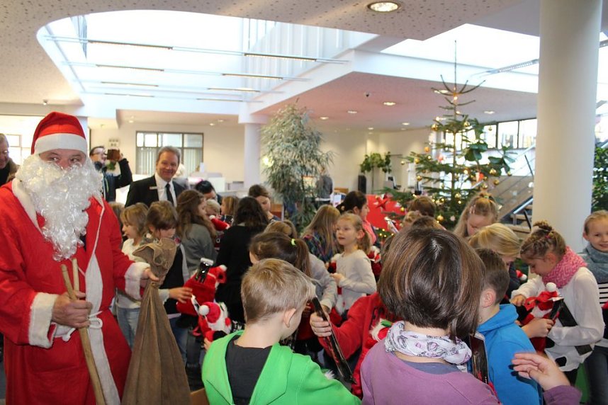 Weihnachtssingen in der Sparkasse