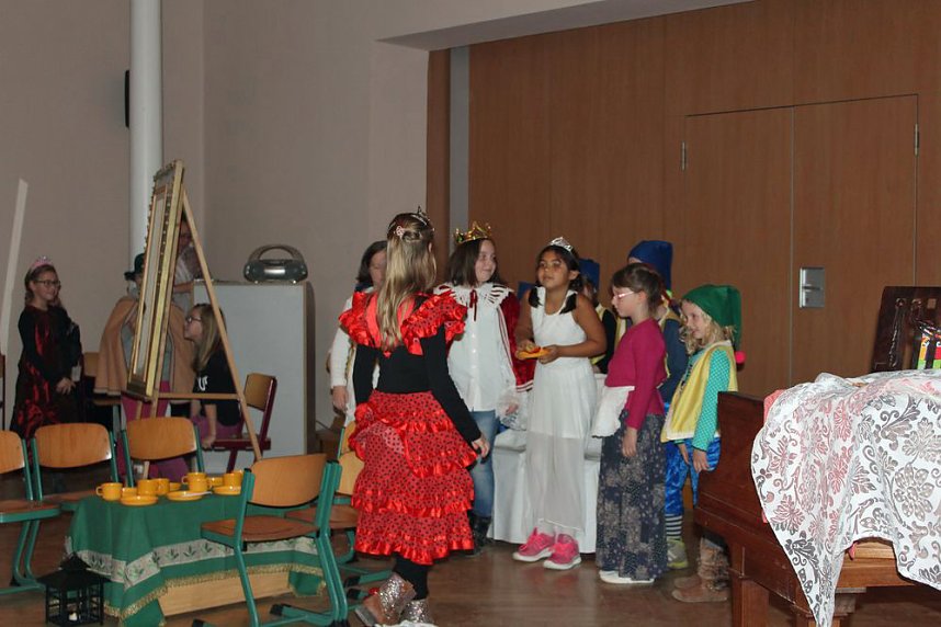 Begeisternde Weihnachtsfeier in der Schule