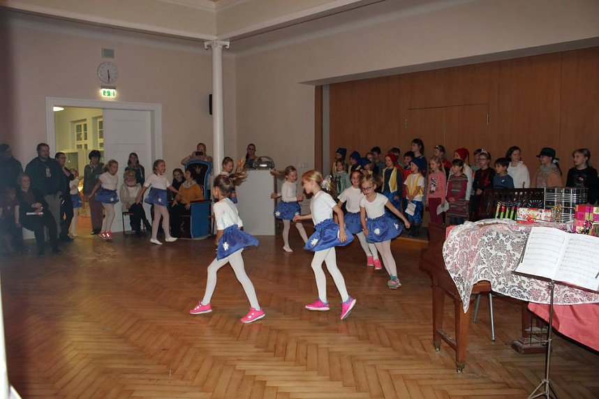 Begeisternde Weihnachtsfeier in der Schule