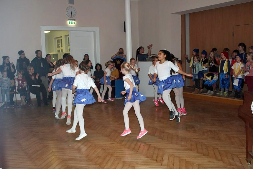 Begeisternde Weihnachtsfeier in der Schule