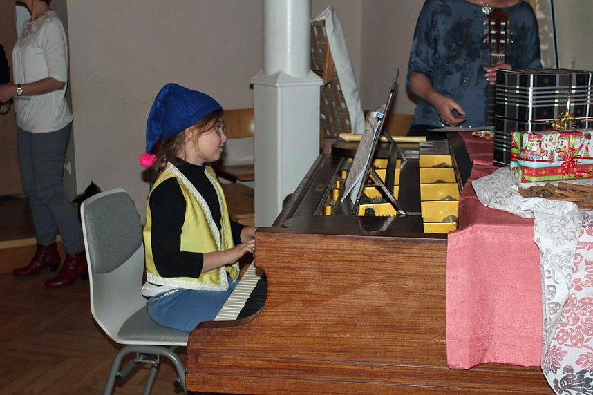 Begeisternde Weihnachtsfeier in der Schule
