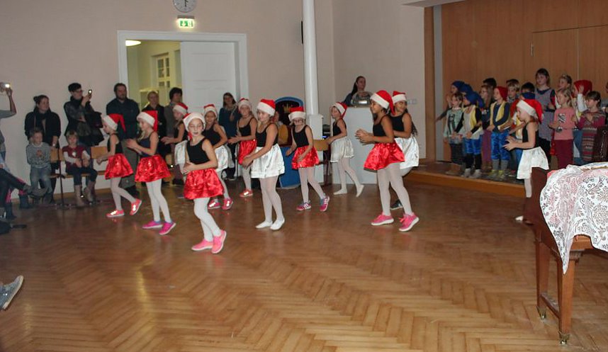 Begeisternde Weihnachtsfeier in der Schule