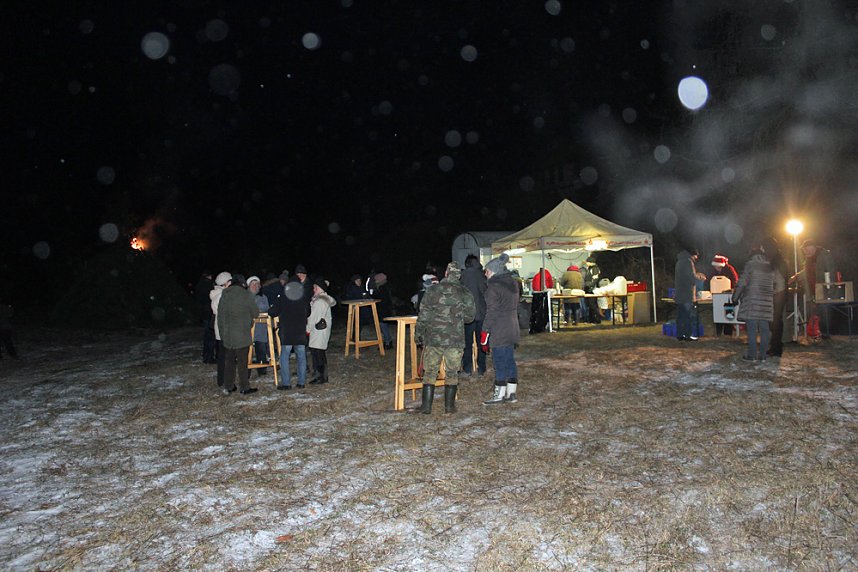 Am Knutfeuer erw&auml;rmt!